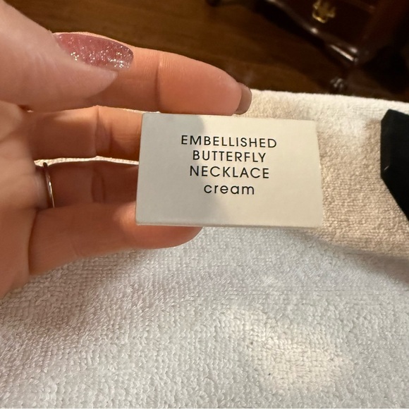 Avon “embellished butterfly“ Silvertone cream Pearl Pendant Necklace NIB 2013 - Picture 6 of 6